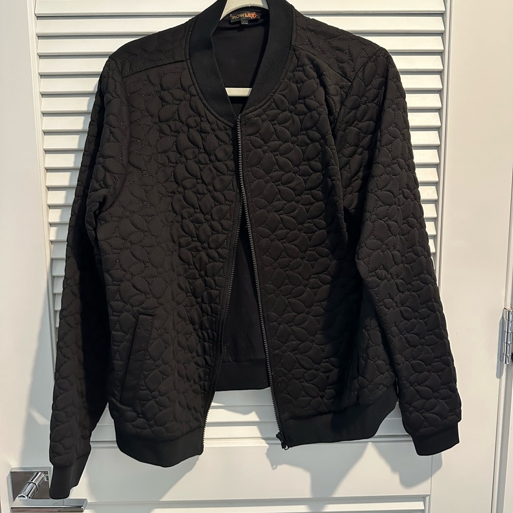 Sleek Black Bomber Jacket with Quilted Texture